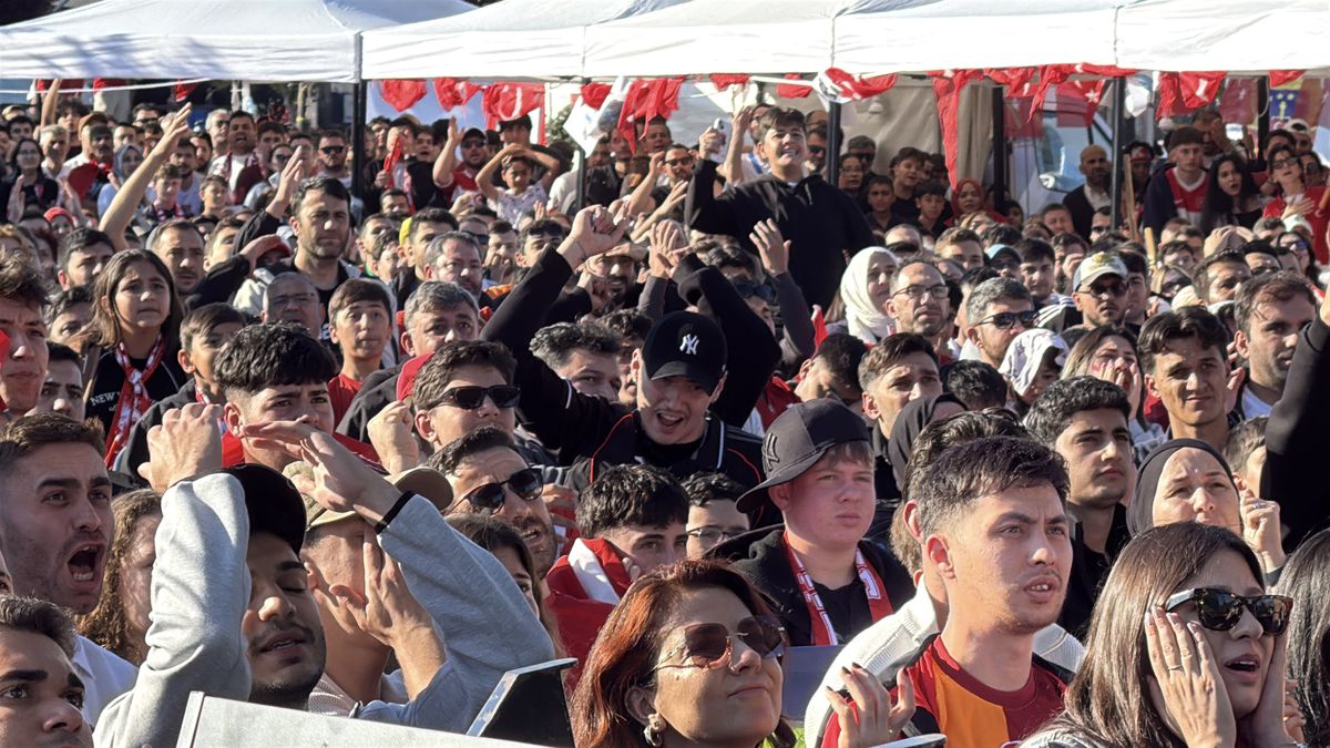 Yalova'da dev ekran karşısında milli maç heyecanı