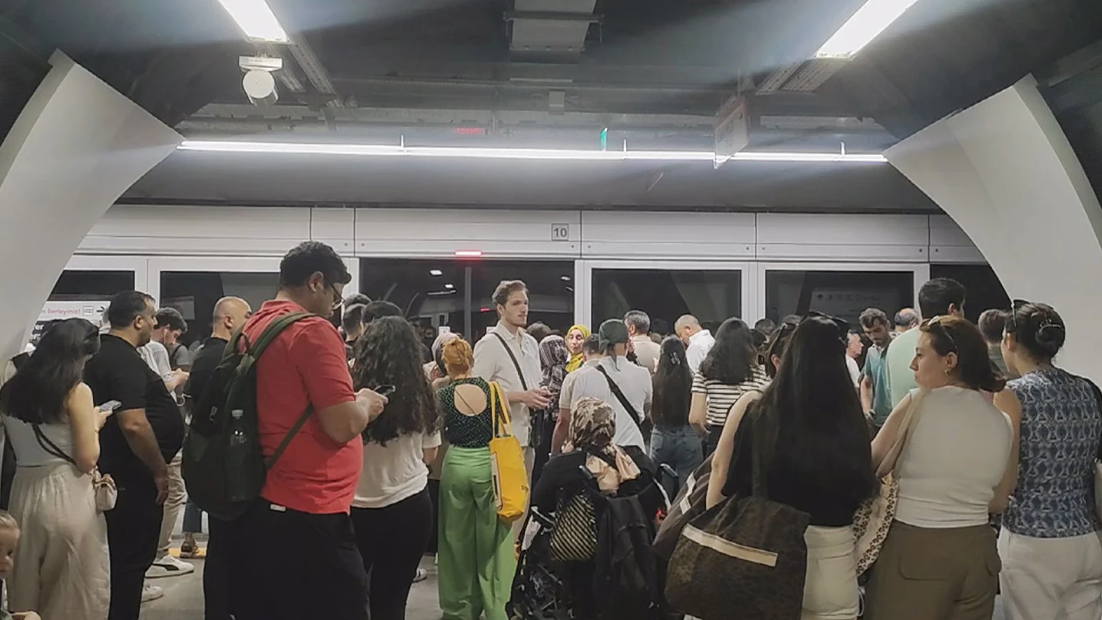 Yıldız-Mahmutbey Metro Hattı'nda arıza; istasyonlarda yoğunluk oluştu
