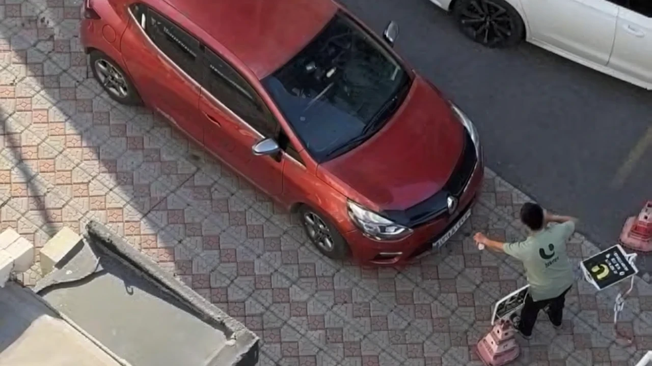 Kağıthane'de otopark ücreti kavgası: Aracını valenin üzerine sürüp kaçtı