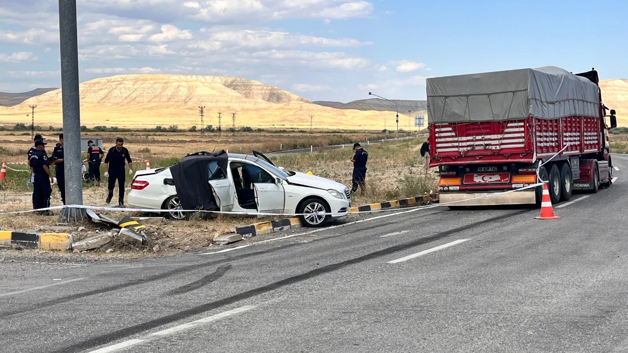 Çankırı'da kamyon ile otomobil çarpıştı: 3 ölü, 2 yaralı