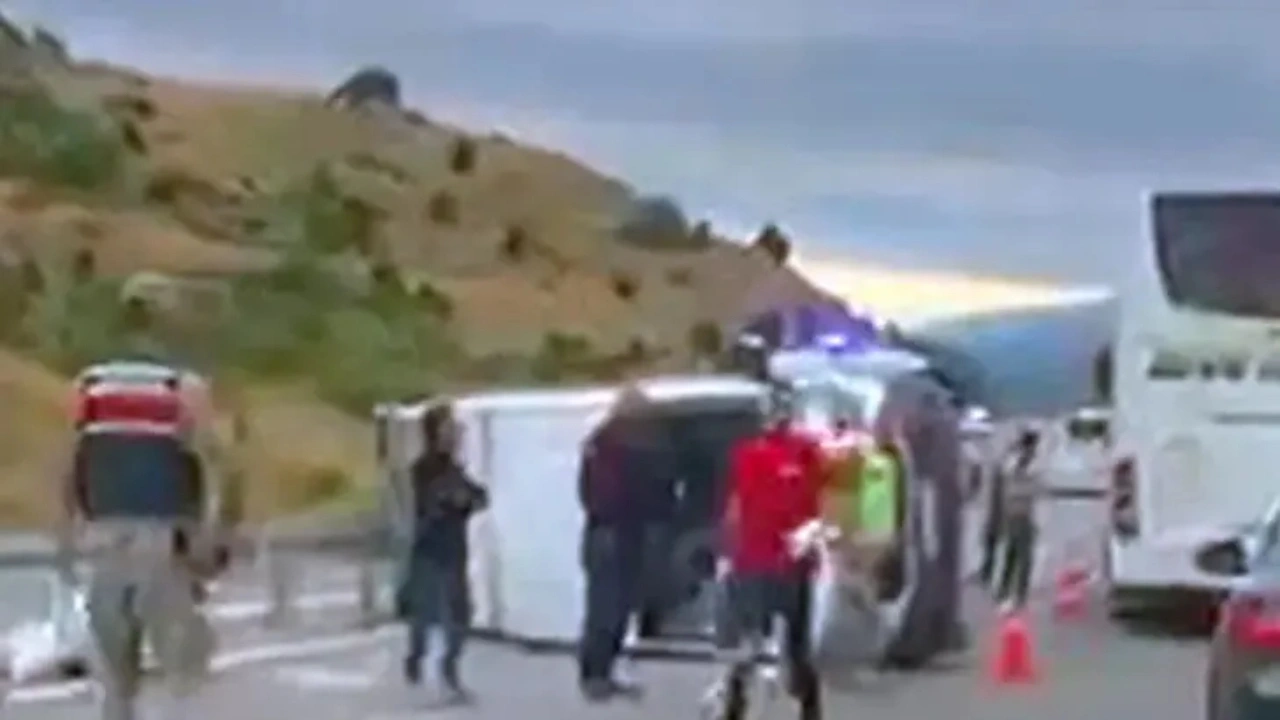 Erzincan-Erzurum Yolunda korkunç kaza: 6'sı çocuk 16 kişi yaralandı