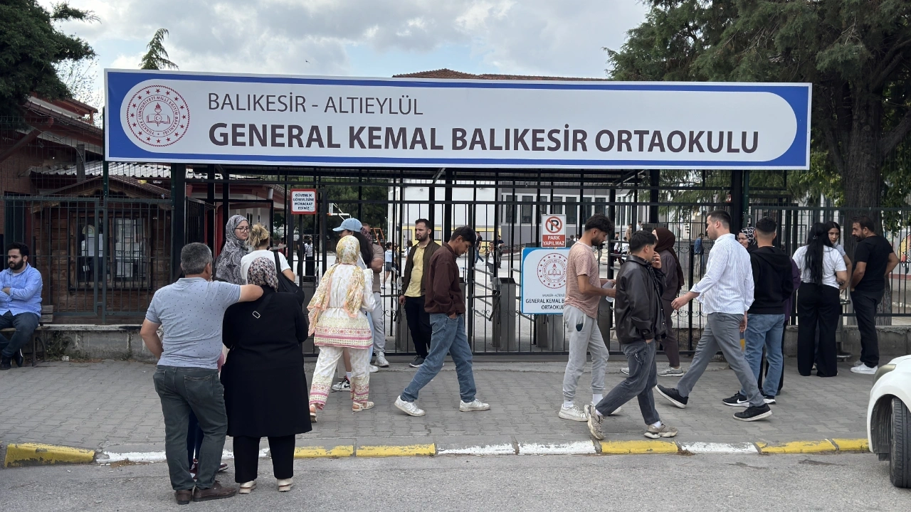 Okul önlerinde heyecanlı bekleyiş: YKS'nin ilk oturumu başladı