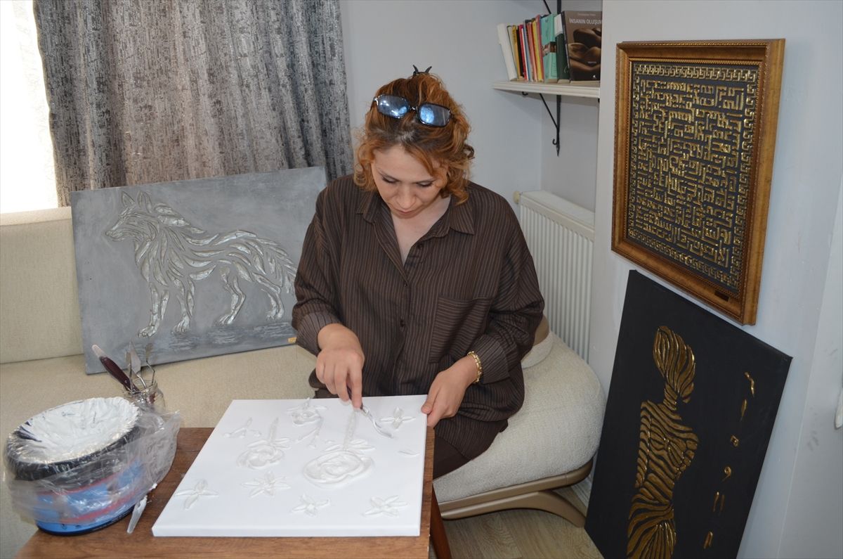 Rölyef sanatı kanserle mücadele eden üç çocuk annesine motivasyon sağlıyor