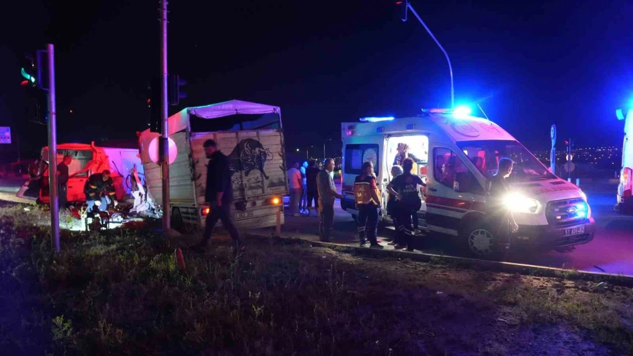 Niğde’de 3 aracın çarpıştığı kazada 1’i ağır 10 kişi yaralandı