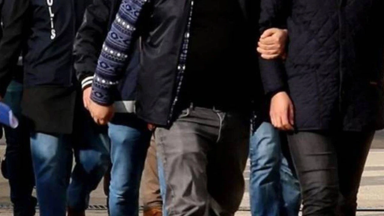 İstanbul’da taksiden çıkanlar şaşırttı: Polis durdurdu, içinden kaçak göçmenler çıktı