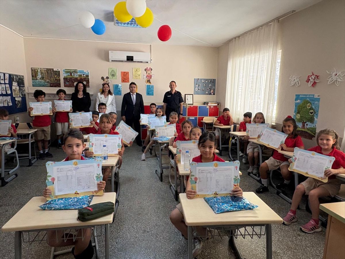 Marmaris'te öğrencilerin karne sevinci