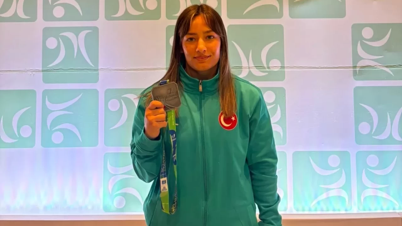 Zerda Demir, FISU Üniversiteler Arası Dünya Şampiyonası'nda dünya ikincisi oldu