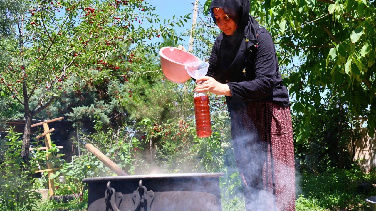 Odun ateşinde 8 saat kaynatılıyor: Faydasını duyan sıraya girdi