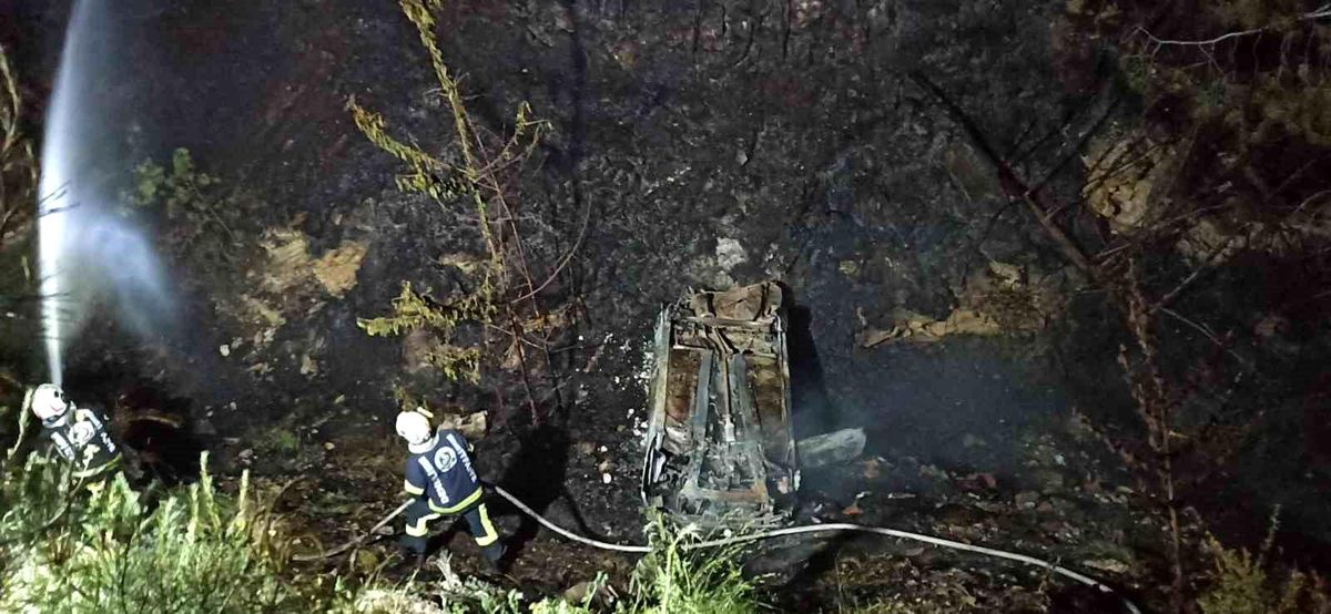 Şarampole yuvarlanan otomobil orman yangınına neden oldu