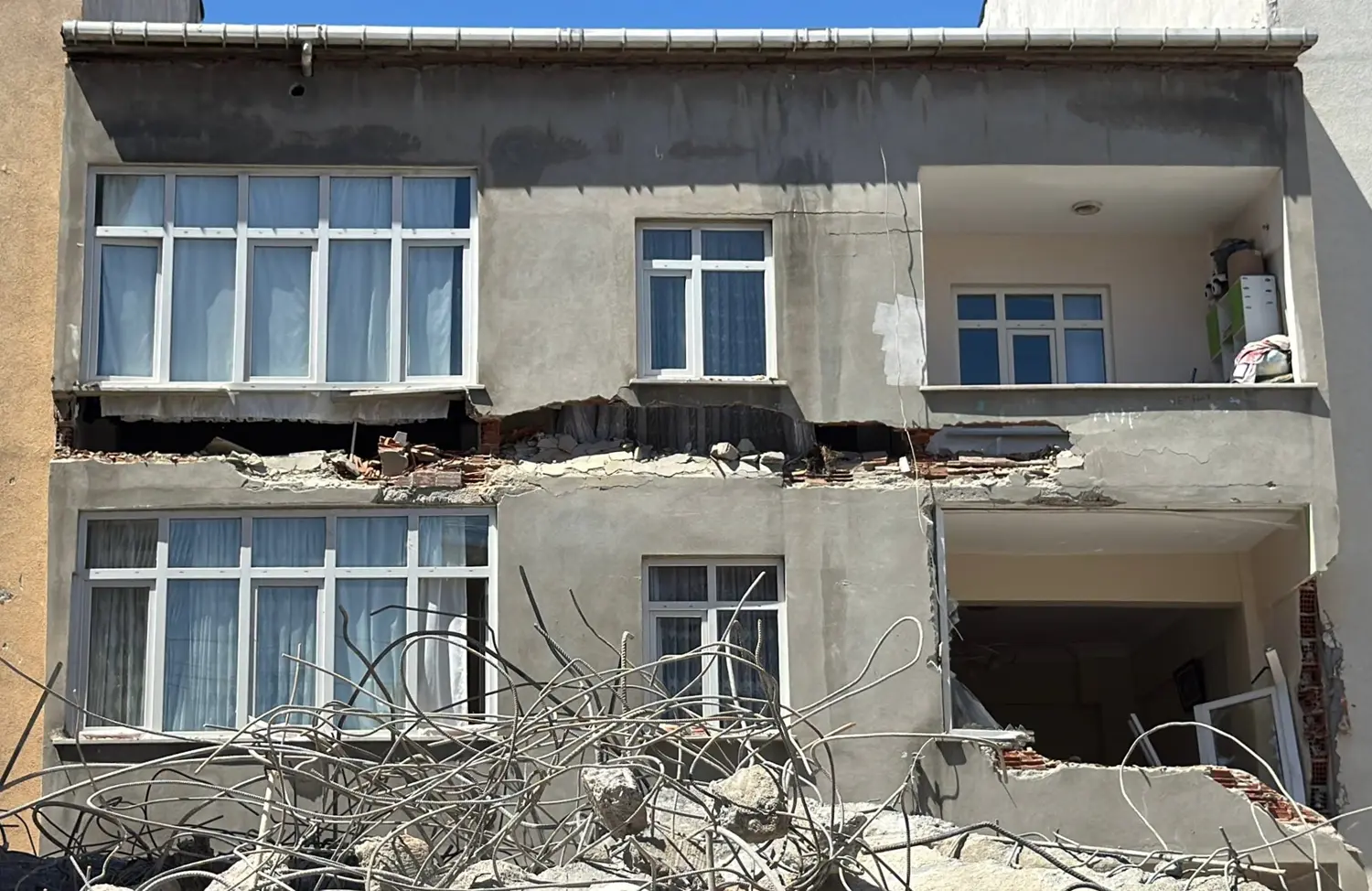 Esenyurt'ta faciaya ramak kala! Yandaki binanın üzerine devrildi