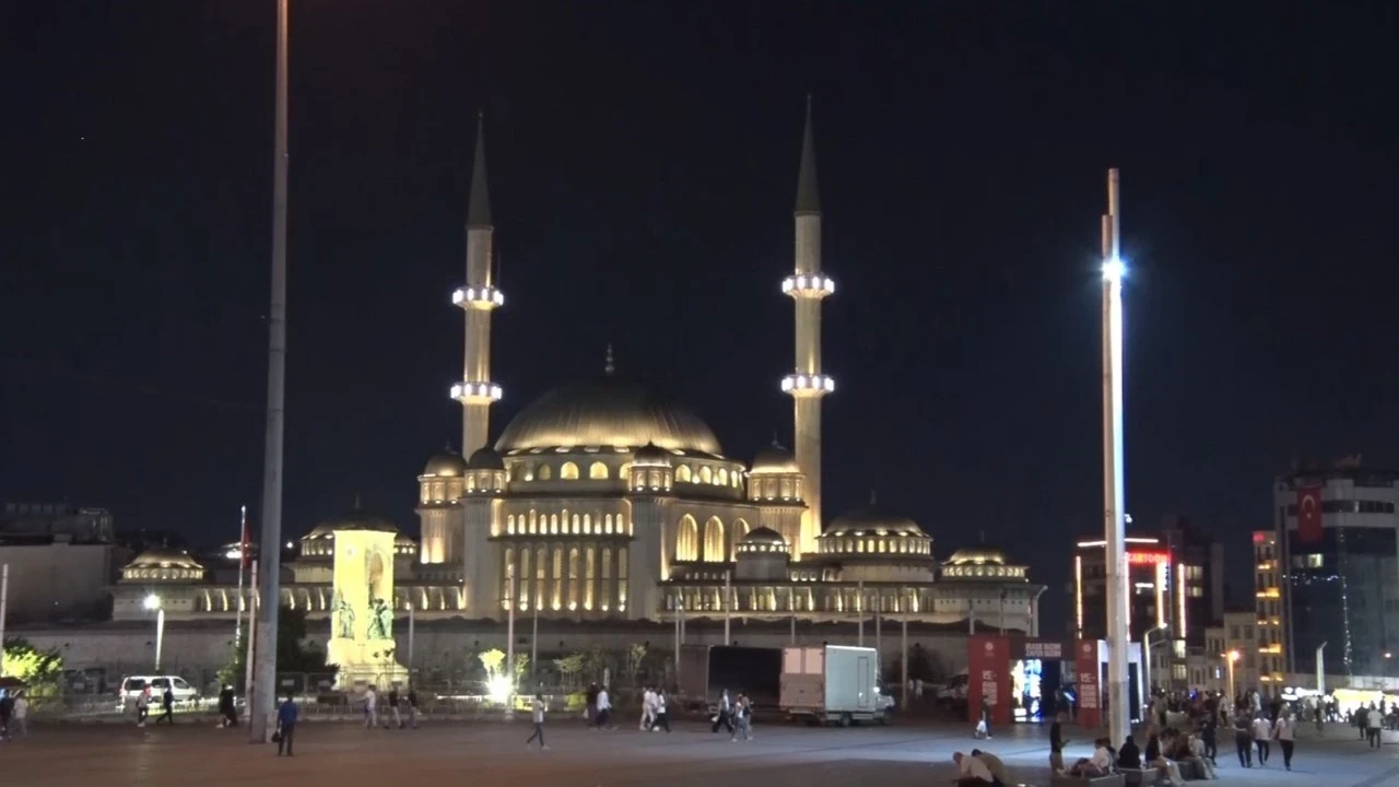 Türkiye genelinde camilerden selalar yükseldi