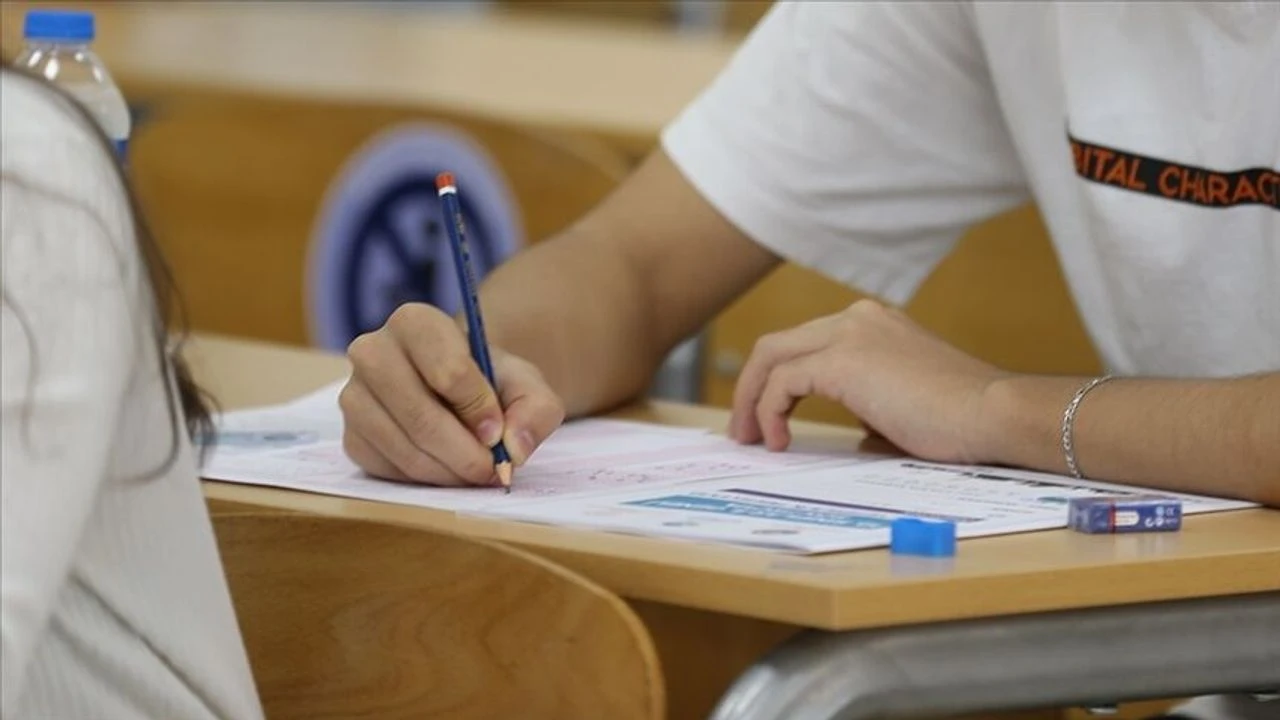 YKS'de ikinci oturum heyecanı: AYT saat 10.15 itibarıyla başladı
