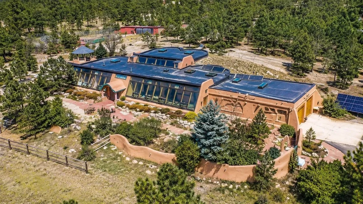 Teneke kutu ve çamurla milyon dolarlık malikane yaptılar! Zenginler sıraya girdi: İşte o ev...