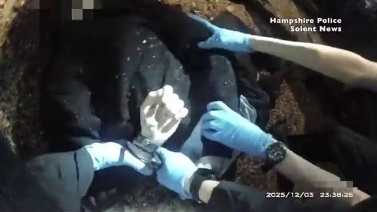 İngiltere'de halkı sokağa döken cinayet: Katil ırkçı iftira attı, polis ölmek üzere olan genci kelepçeledi