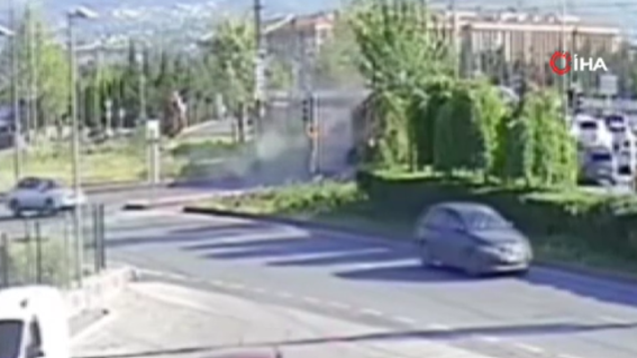 Tramvay ve kamyonun çarpıştığı kaza kamerada
