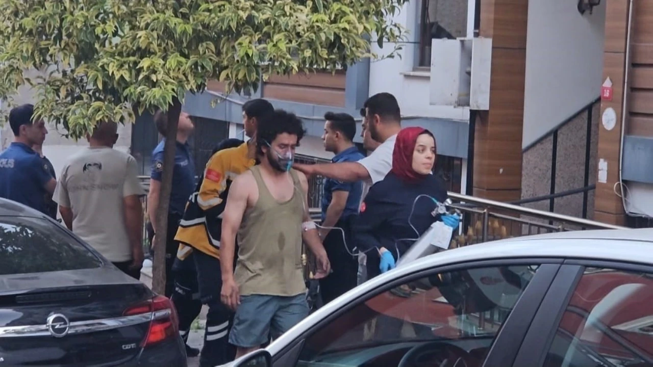 Kağıthane'de 5 katlı binada yangın: 3'ü çocuk 7 kişi kurtarıldı
