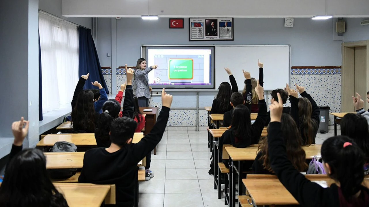 MEB'den 81 ile gönderildi: Okulların sosyal medya hesaplarında öğrenci paylaşımlarına yasak