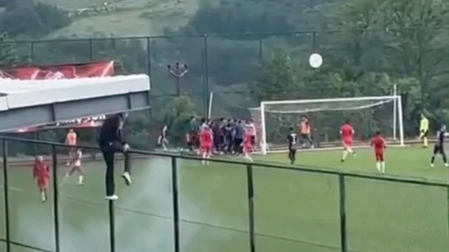 Amatör kümede şampiyonluk maçı boks ringine döndü: Futbolcular tekme tokat birbirine girdi