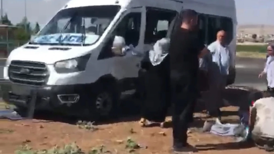 Batman'da yolcu minibüsü ile para nakil aracı çarpıştı: 15 kişi yaralandı!