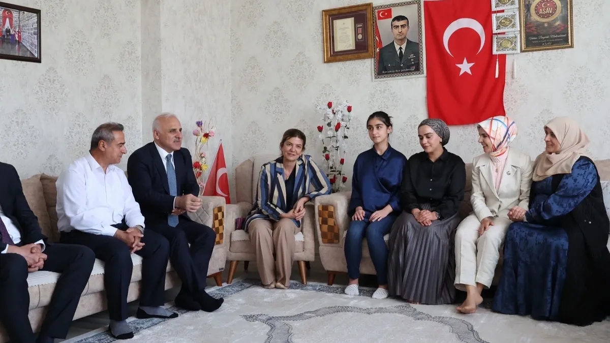 Bakan Göktaş, Diyarbakır’da şehit ailesini ziyaret etti