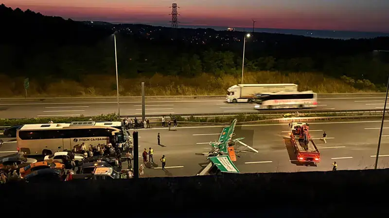 Sarıyer Kuzey Marmara Otoyolu'nda hafriyat kamyonunun çarptığı tabela devrildi; yol trafiğe kapatıldı