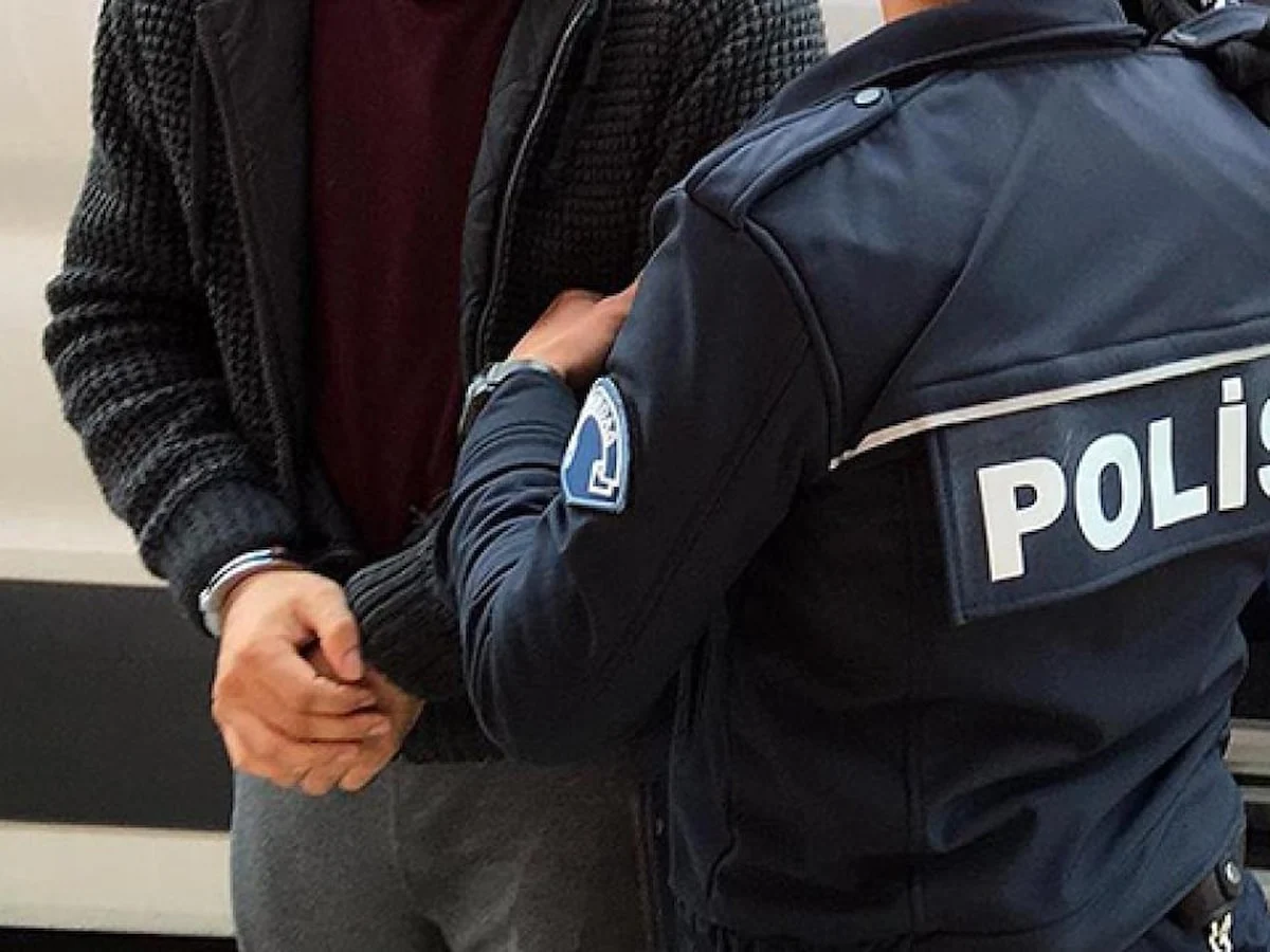 Fatih'te bir turistin çantasını çalan yabancı uyruklu hırsız havalimanında yakalandı