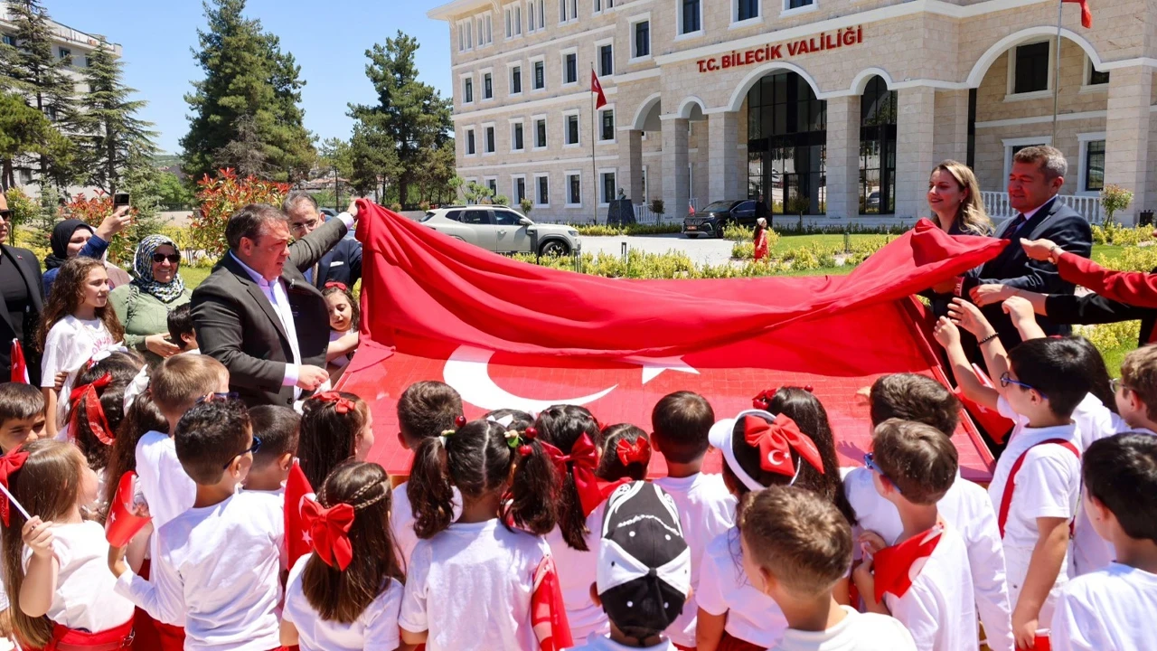 Bilecik'te 1071 öğrencinin emeğiyle hazırlanan mozaik bayrak açıldı