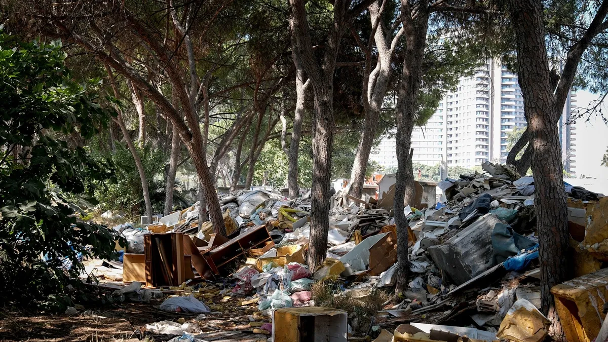İzmir Konak'ta rezidansların yanı başı çöplük