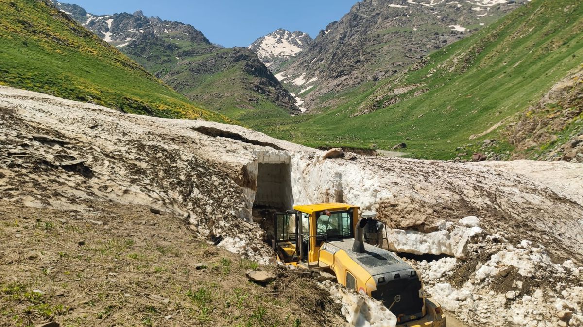 Yüksekova'da karla kaplı yollar açılıyor