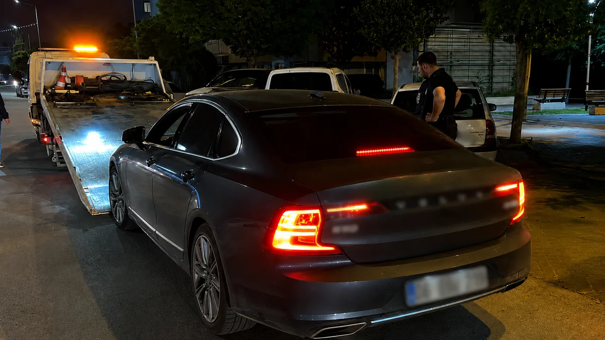 Polisin 'dur' ihtarına uymadı, çakarlı araçla kaçtı! Ehliyetsiz sürücüye 786 bin TL ceza