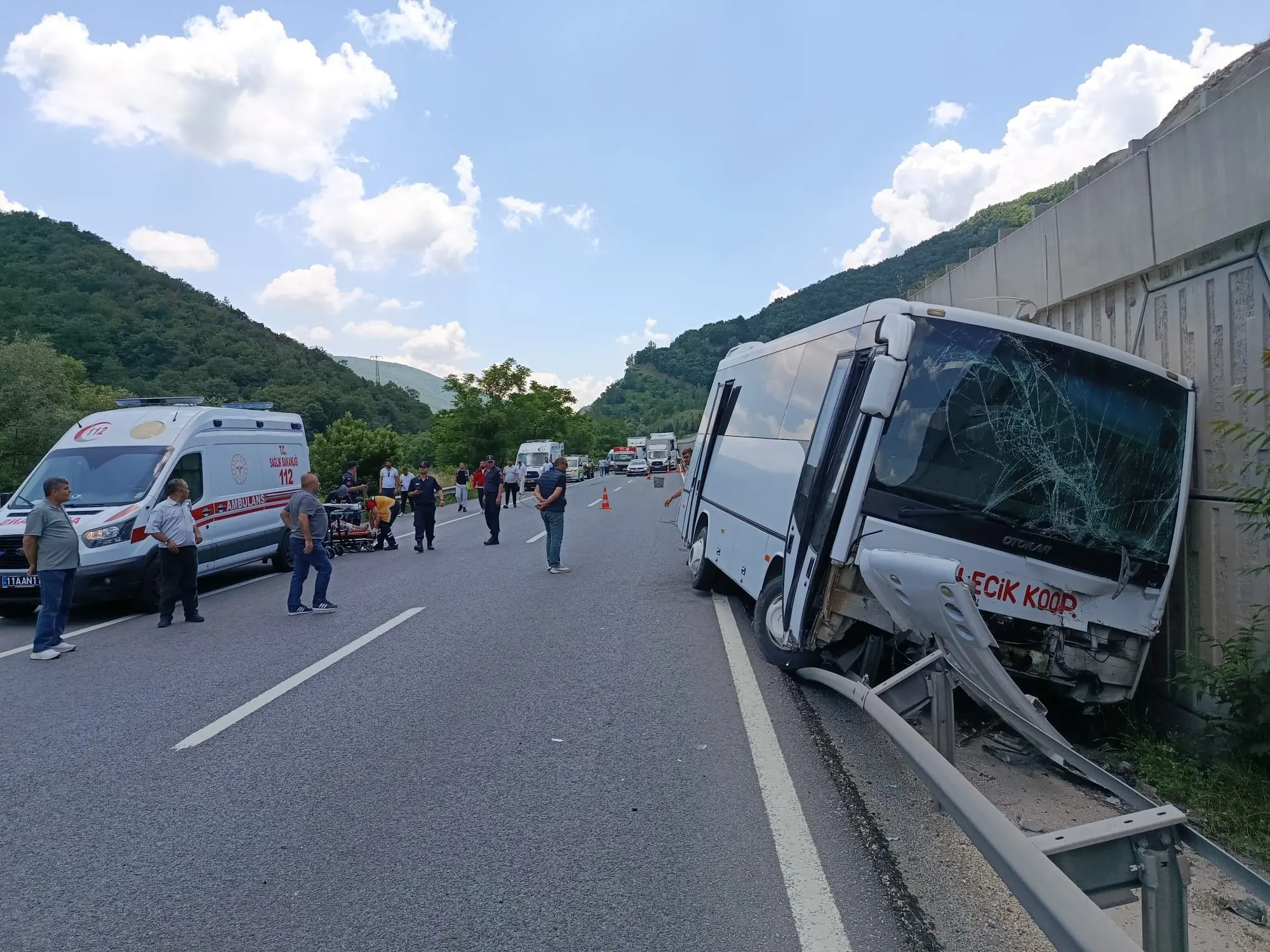 Bilecik'te korkunç kaza! Minibüs seyir halindeki tıra çarptı: 6 yaralı