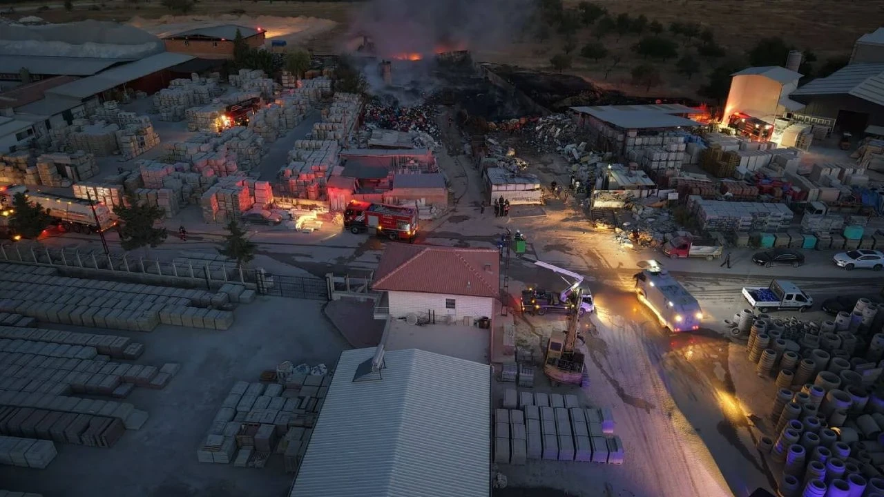 Hurda geri dönüşüm alanında yangın paniği: 3 saatte söndürüldü