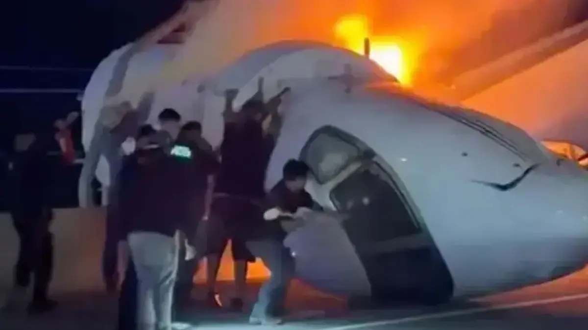 ABD kabus gecesi! Uçak, otoyola düştü