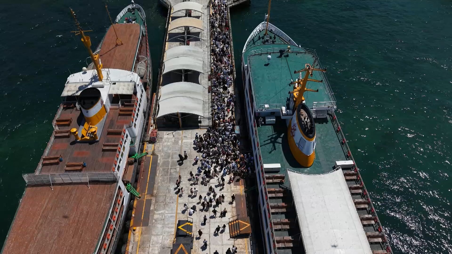 Büyükada'da yaz yoğunluğu başladı. "İğne atsan yere düşmez"