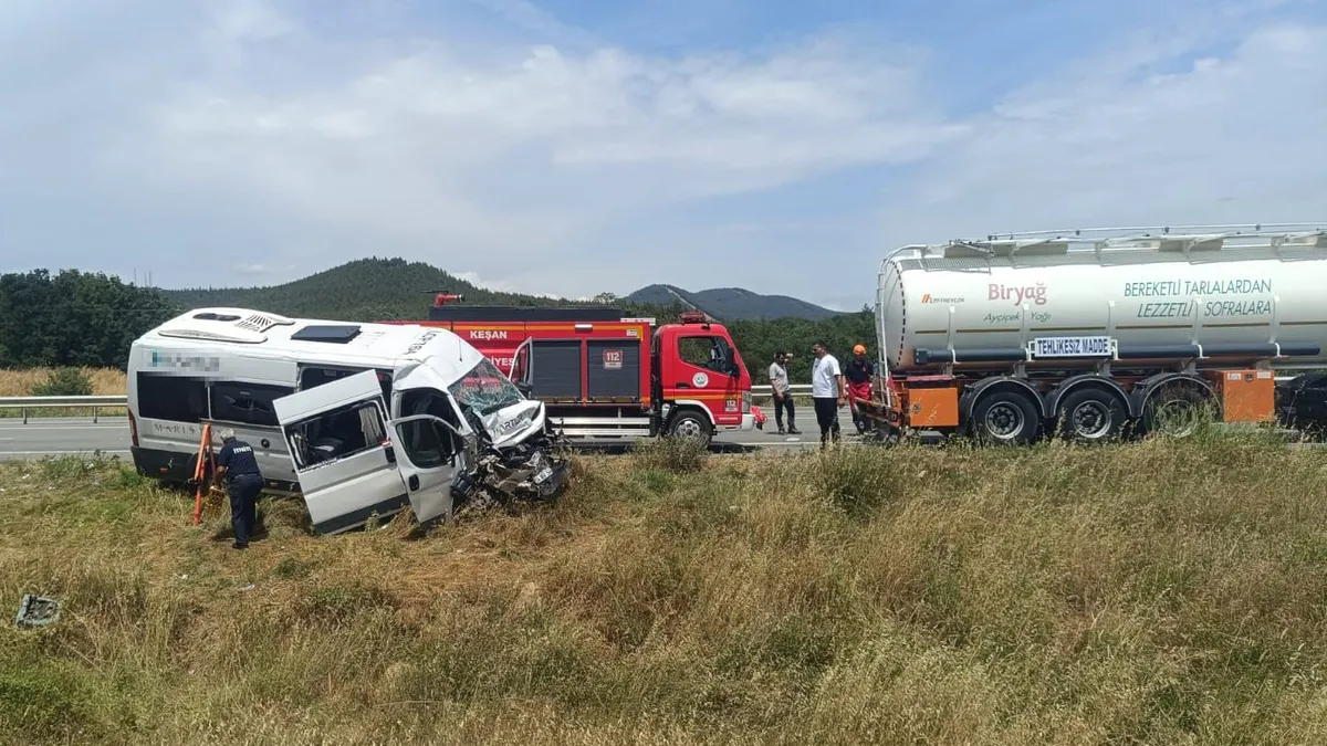 SON DAKİKA | Edirne'de feci kaza: Personel servisi tankere çarptı! 16 yaralı