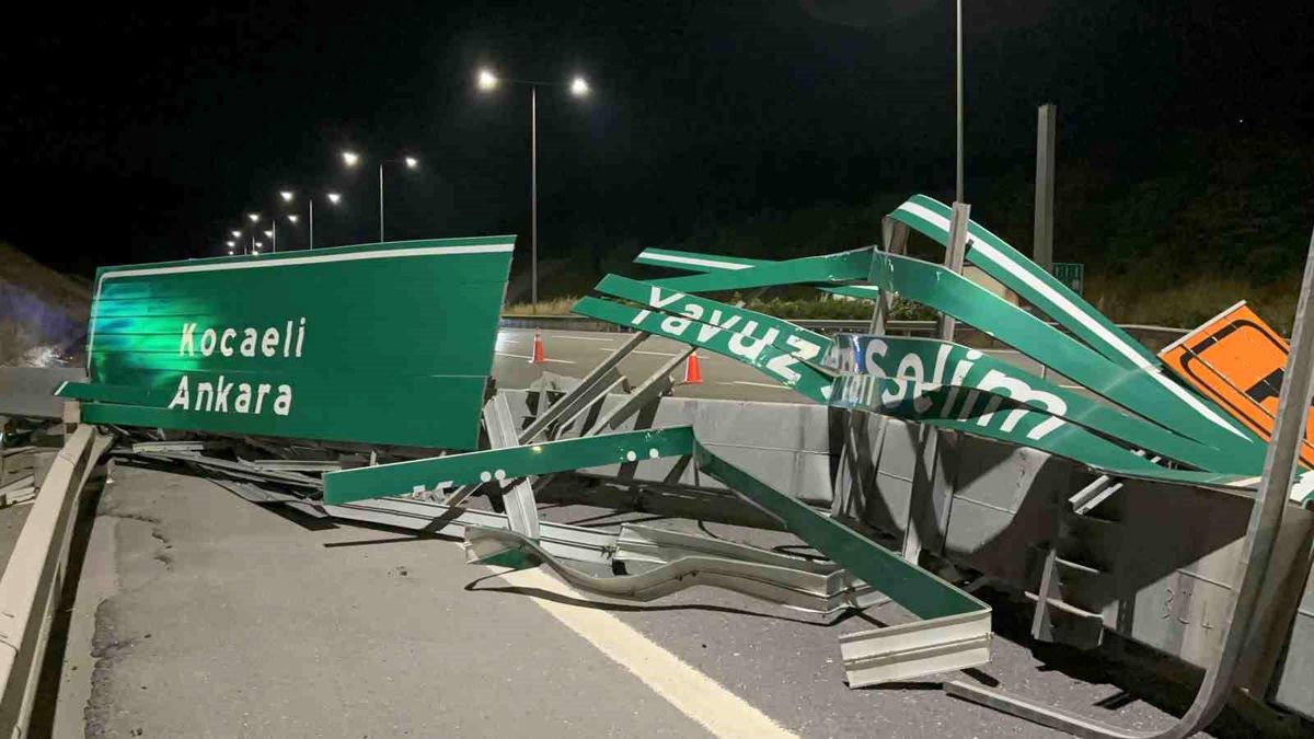 Kuzey Marmara Otoyolu'nda kamyonun açılan damperi tabelaya çarptı: Kapanan yol trafiğe açıldı