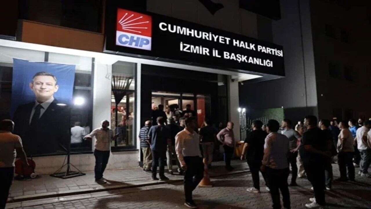 CHP'de koltuk savaşı: İzmir İl Başkanlığı'nda yumruklar konuştu