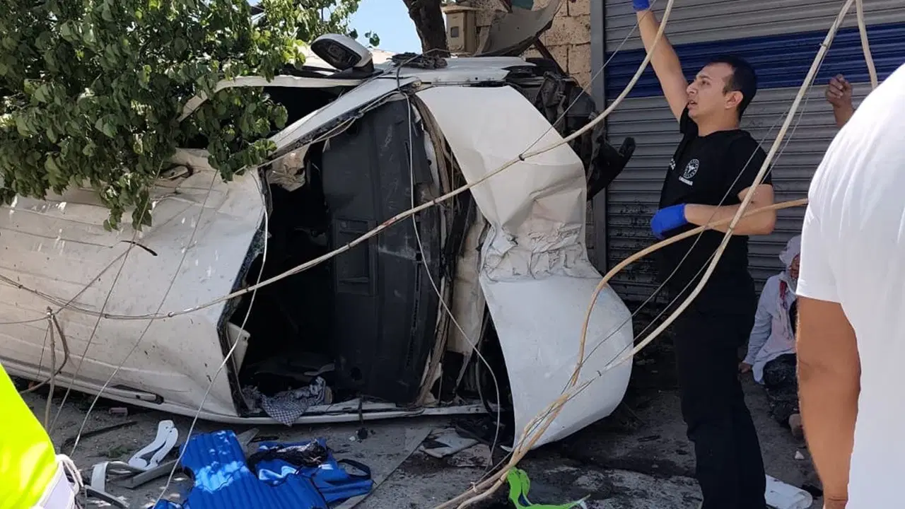 Hafif ticari araç, elektrik direğine çarptı: 9 kişi yaralandı