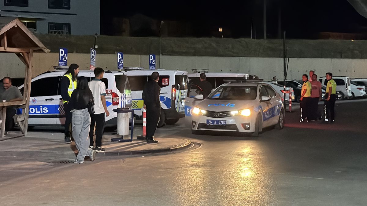 Eskişehir'de ihtara uymayıp kaçan motosikletli, bekçiye çarparak yaraladı