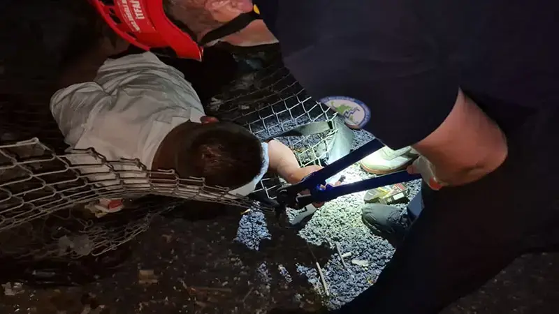 Alkollü çıktığı tel örgü devrilince bileği sıkıştı