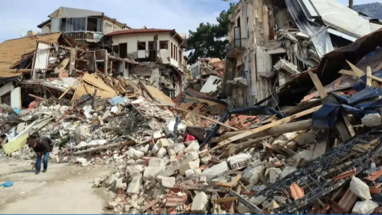 Depremde yıkılan Ermeç Apartmanı davasında dosya yeniden bilirkişiye gönderildi