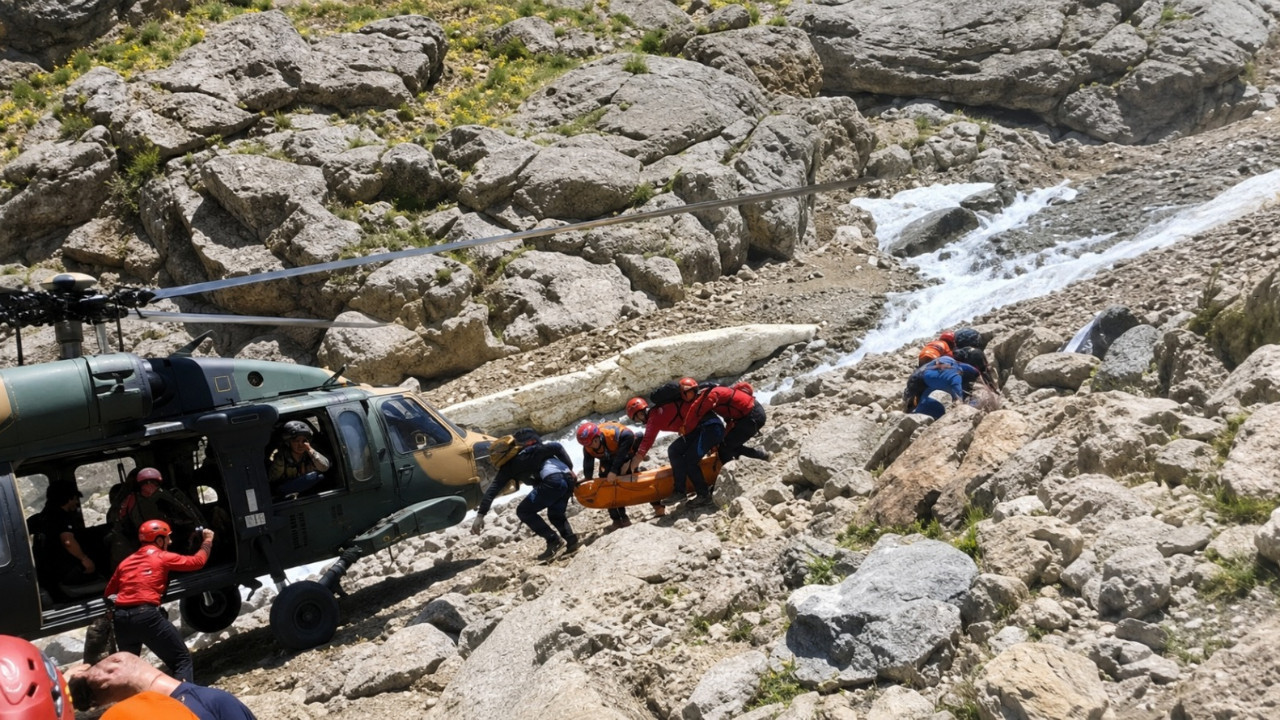 Hakkari'de pancar toplarken sakatlanan vatandaş helikopterle kurtarıldı