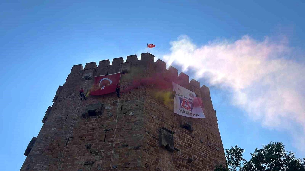 Alanya'da JAK ekiplerinden Alanya Kızılkule'de nefes kesen gösteri