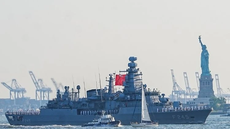 TCG Oruçreis, New York Limanı'na demirledi
