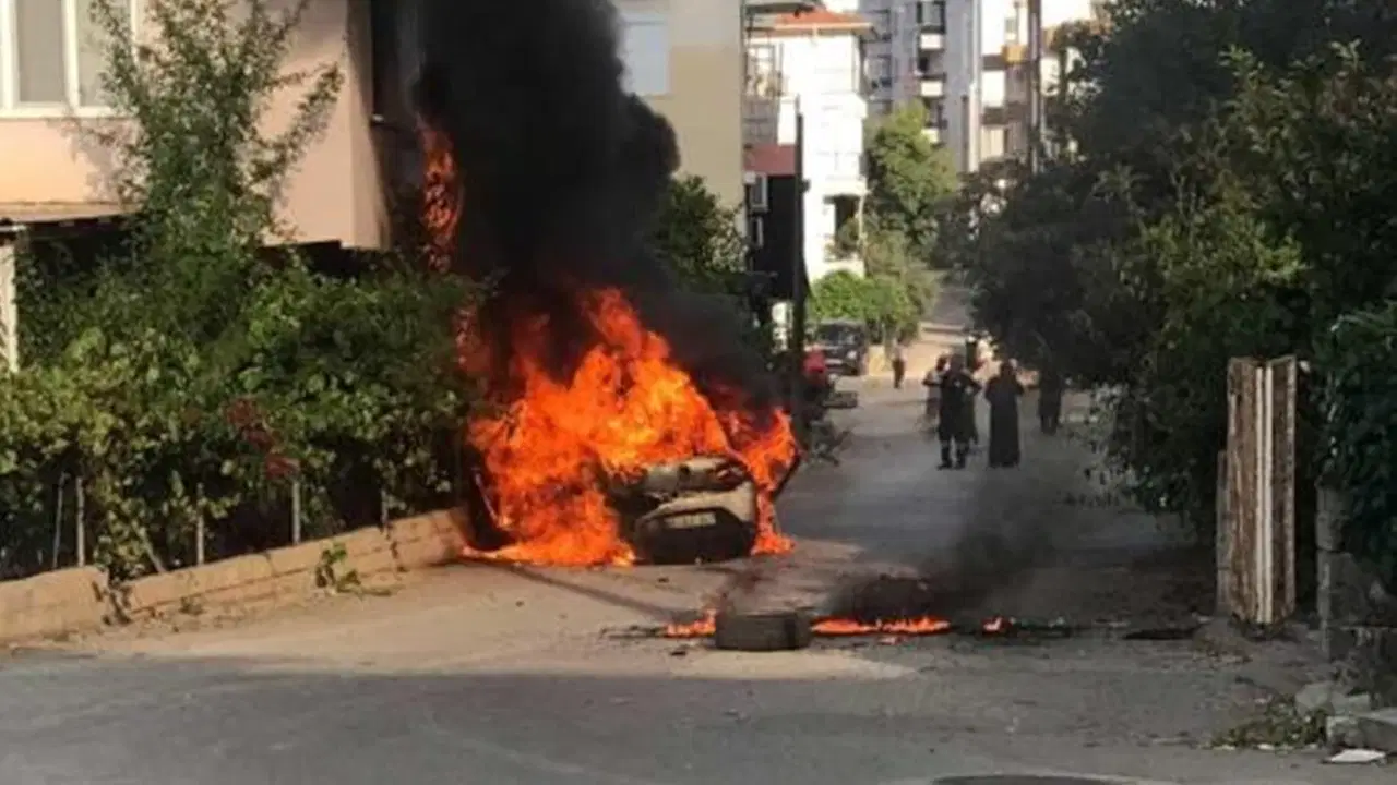 Araç seyir halindeyken alev aldı: Sürücü son anda kurtuldu