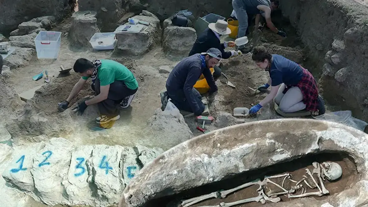 Taşlar kaldırıldı, 1000 yıllık sır ortaya çıktı! Muş'ta heyecanlandıran keşif