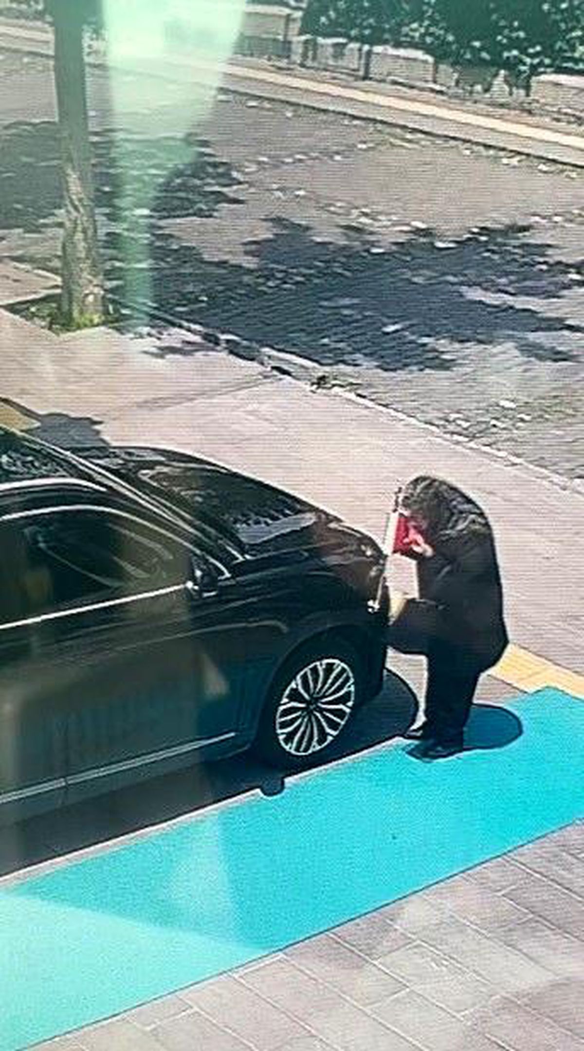 Kars'ta yaşlı kadın makam aracındaki Türk bayrağını öptü