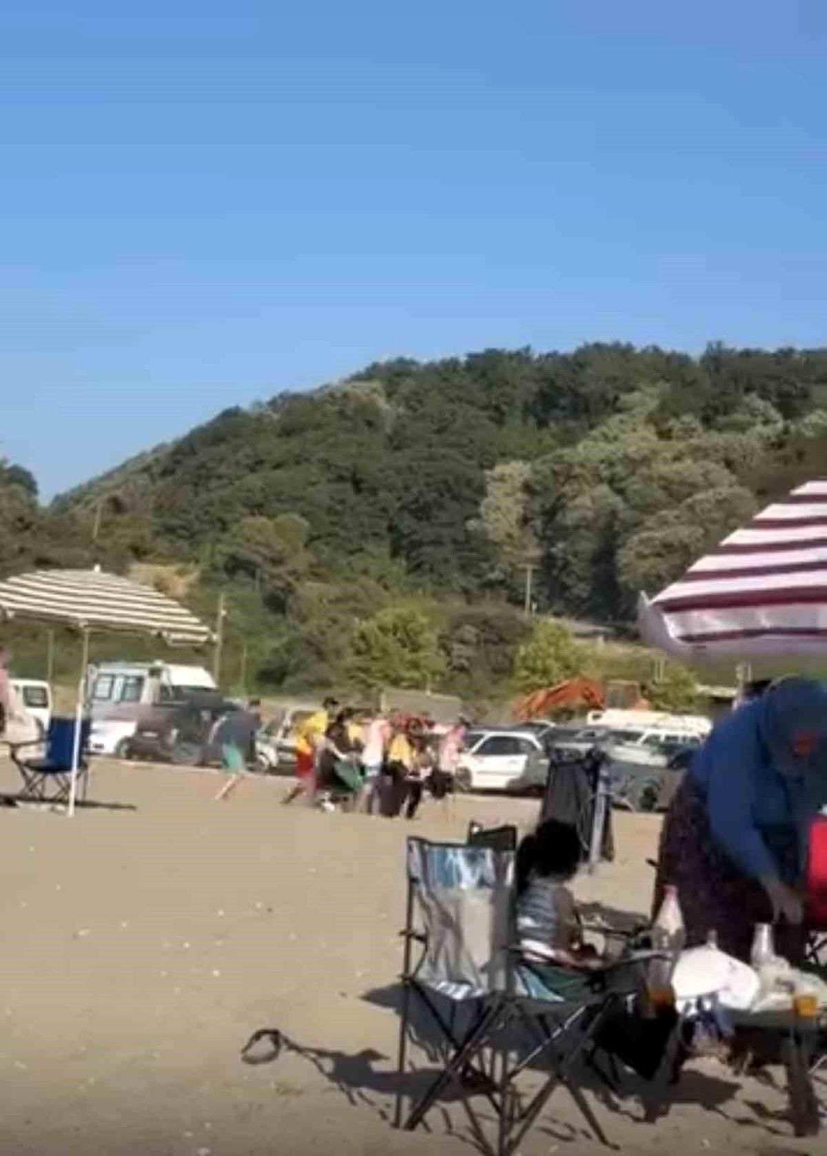 Denizde boğulma tehlikesi geçiren kişiyi vatandaşlar kurtardı
