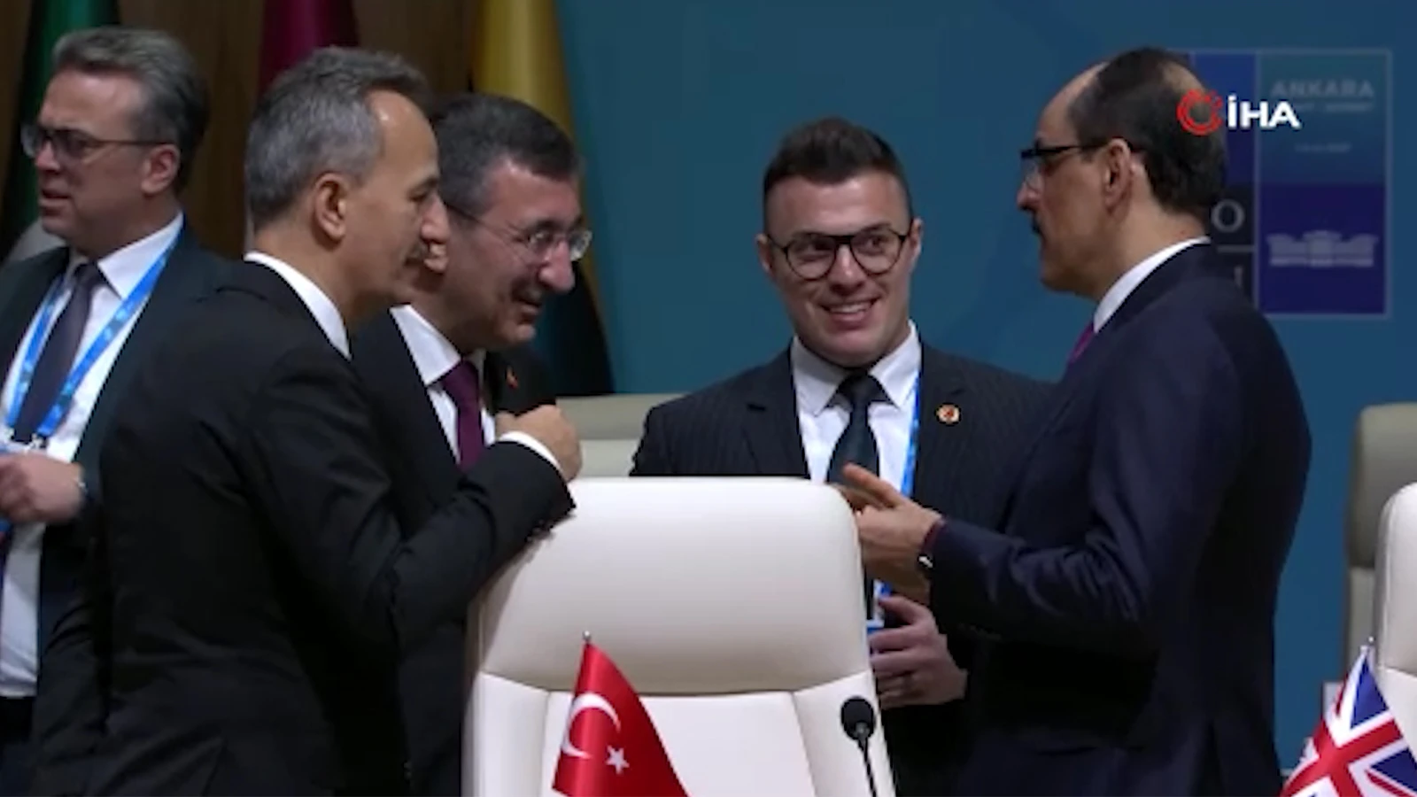 NATO Zirvesi’nde Erdoğan'ın masasındaki kaleme yakın inceleme