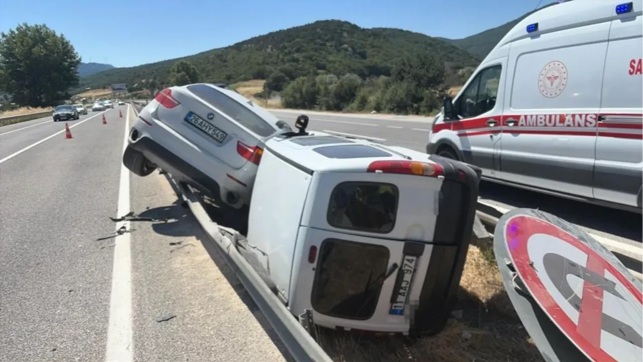 Bilecik'te hatalı sollama faciaya neden oldu: Otomobiller çarpıştı, yol savaş alanına döndü